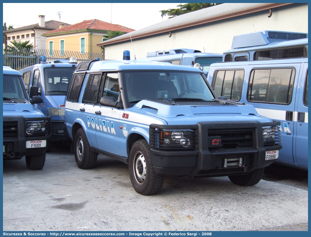 Polizia F0999
Polizia di Stato
Reparto Mobile
Land Rover Discovery II serie restyling
Allestitore Carrozzeria Marazzi S.p.A.
Parole chiave: PS;P.S.;Polizia;Polizia di Stato;Reparto Mobile;Fuoristrada;Land Rover;Discovery;Marazzi