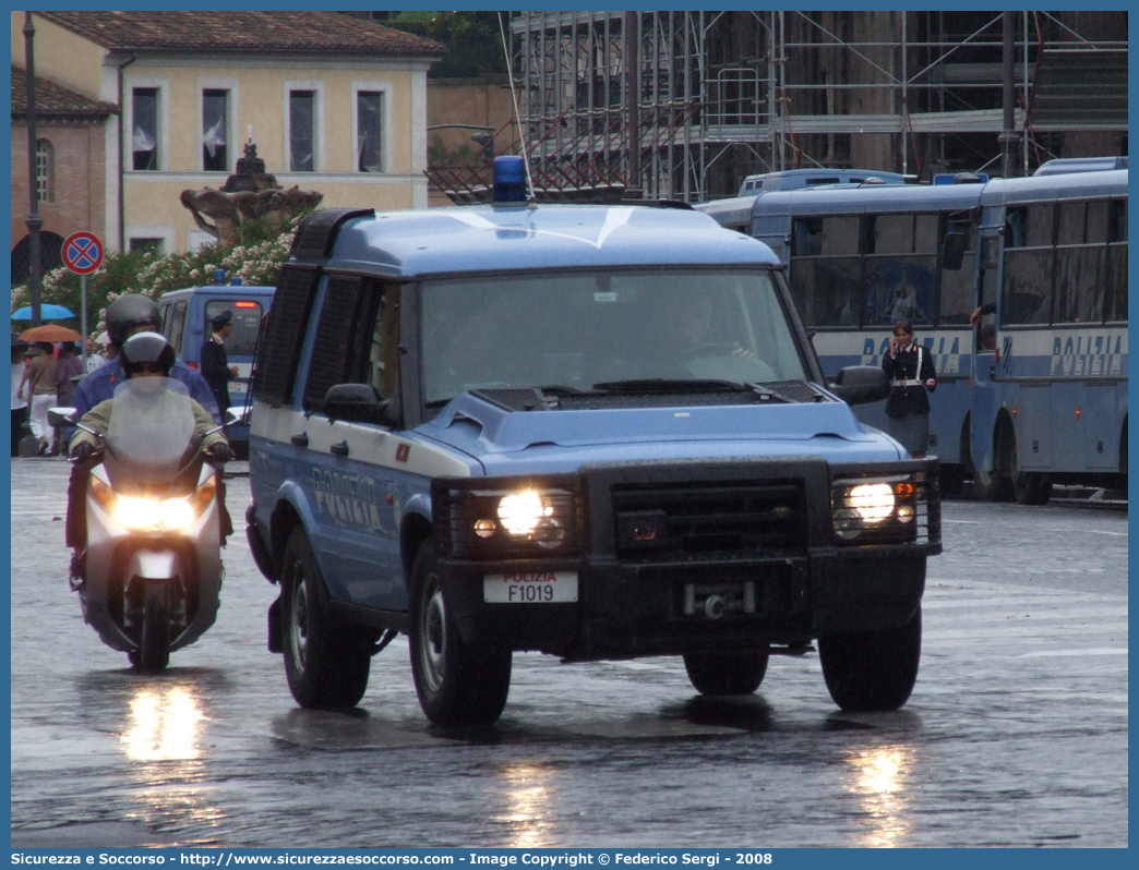 Polizia F1019
Polizia di Stato
Reparto Mobile
Land Rover Discovery II serie restyling
Allestitore Carrozzeria Marazzi S.p.A.
Parole chiave: PS;P.S.;Polizia;Polizia di Stato;Reparto Mobile;Fuoristrada;Land Rover;Discovery;Marazzi