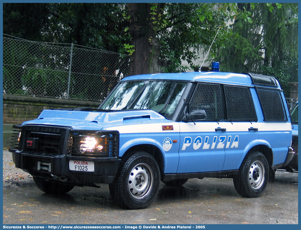 Polizia F1025
Polizia di Stato
Reparto Mobile
Land Rover Discovery II serie restyling
Allestitore Carrozzeria Marazzi S.p.A.
Parole chiave: PS;P.S.;Polizia;Polizia di Stato;Reparto Mobile;Fuoristrada;Land Rover;Discovery;Marazzi