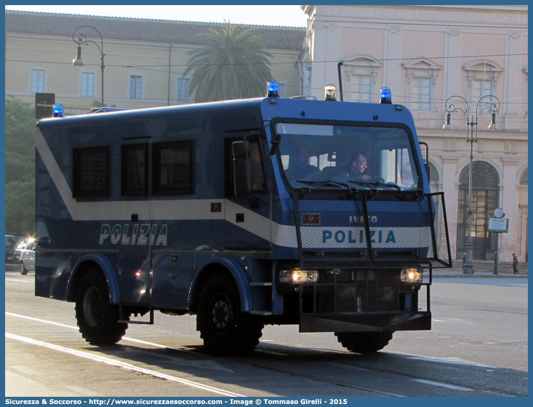 Polizia F7773
Polizia di Stato
Reparto Mobile
Iveco EuroCargo ML100E21 4x4
Allestitore Sperotto S.p.A.
Parole chiave: PS;P.S.;Polizia;di;Stato;Reparto;Mobile;Ordine;Pubblico;Iveco;EuroCargo;ML100E21;Sperotto