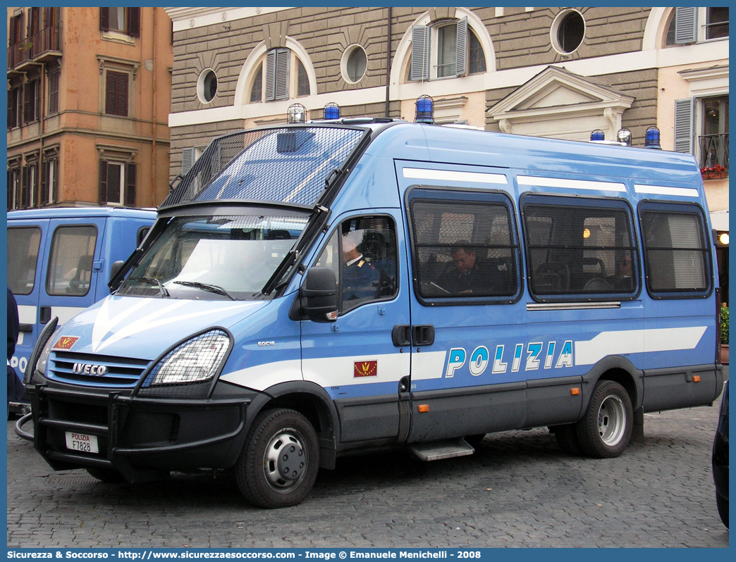 Polizia F7828
Polizia di Stato
Reparto Mobile
Iveco Daily 50C18 IV serie
Allestitore Sperotto S.p.A.
Parole chiave: PS;P.S.;Polizia;di;Stato;Reparto;Mobile;Ordine;Pubblico;Iveco;Daily;50C18;Sperotto