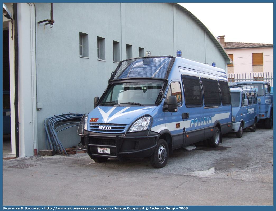 Polizia F7856
Polizia di Stato
Reparto Mobile
Iveco Daily 50C18 IV serie
Allestitore Sperotto S.p.A.
Parole chiave: PS;P.S.;Polizia;di;Stato;Reparto;Mobile;Ordine;Pubblico;Iveco;Daily;50C18;Sperotto