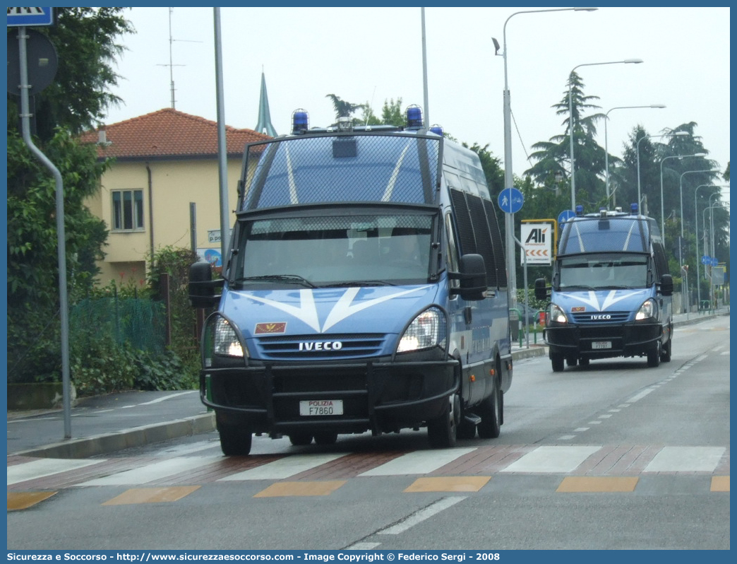 Polizia F7860
Polizia di Stato
Reparto Mobile
Iveco Daily 50C18 IV serie
Allestitore Sperotto S.p.A.
Parole chiave: PS;P.S.;Polizia;di;Stato;Reparto;Mobile;Ordine;Pubblico;Iveco;Daily;50C18;Sperotto