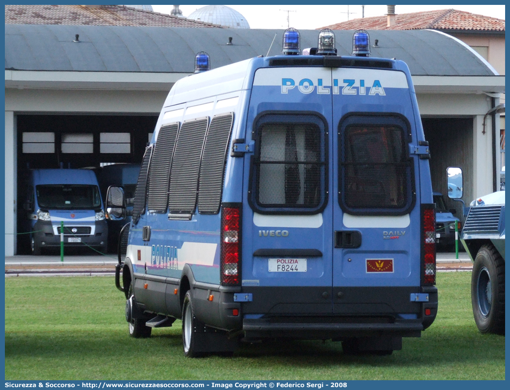 Polizia F8244
Polizia di Stato
Reparto Mobile
Iveco Daily 50C18 IV serie
Allestitore Sperotto S.p.A.
Parole chiave: PS;P.S.;Polizia;di;Stato;Reparto;Mobile;Ordine;Pubblico;Iveco;Daily;50C18;Sperotto