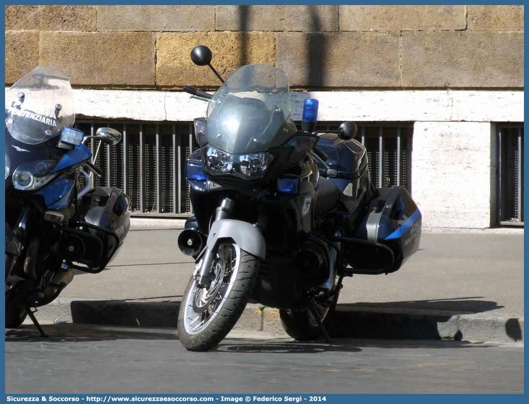 Polizia Penitenziaria 212
Polizia Penitenziaria
Nucleo Traduzioni e Piantonamenti
Aprilia Caponord 1000 I serie
Parole chiave: PolPen;Pol.Pen.;AdiC;A.diC.;Agenti di Custodia;Polizia Penitenziaria;Nucleo;Traduzioni;Piantonamenti;Aprilia;Caponord;1000