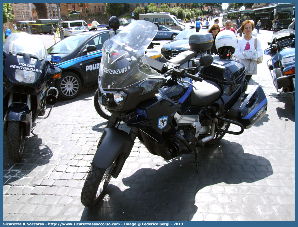 Polizia Penitenziaria 215
Polizia Penitenziaria
Nucleo Traduzioni e Piantonamenti
Aprilia Caponord 1000 I serie
Parole chiave: PolPen;Pol.Pen.;AdiC;A.diC.;Agenti di Custodia;Polizia Penitenziaria;Nucleo;Traduzioni;Piantonamenti;Aprilia;Caponord;1000