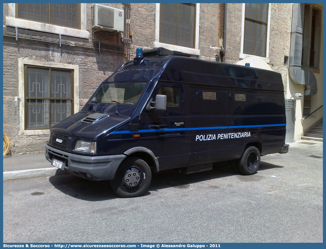 Polizia Penitenziaria 714AC
Polizia Penitenziaria
Iveco Daily 35-12 II serie
Parole chiave: PolPen;Pol.Pen.;AdiC;A.diC.;Agenti;di;Custodia;Polizia;Penitenziaria;Iveco;Daily;35-12;35;12;35.12