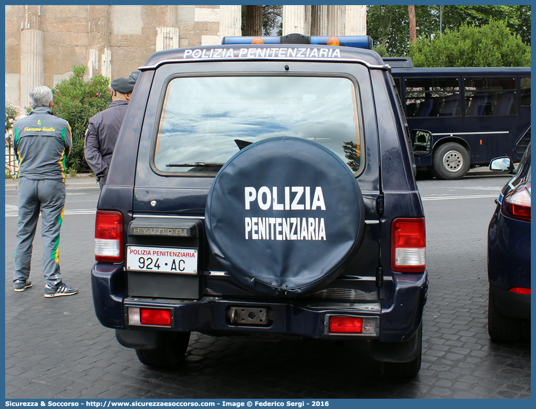 Polizia Penitenziaria 924AC
Polizia Penitenziaria
Nucleo Traduzioni e Piantonamenti
Hyundai Galloper
Parole chiave: PolPen;Pol.Pen.;AdiC;A.diC.;Agenti;di;Custodia;Polizia;Penitenziaria;Hyundai;Galloper