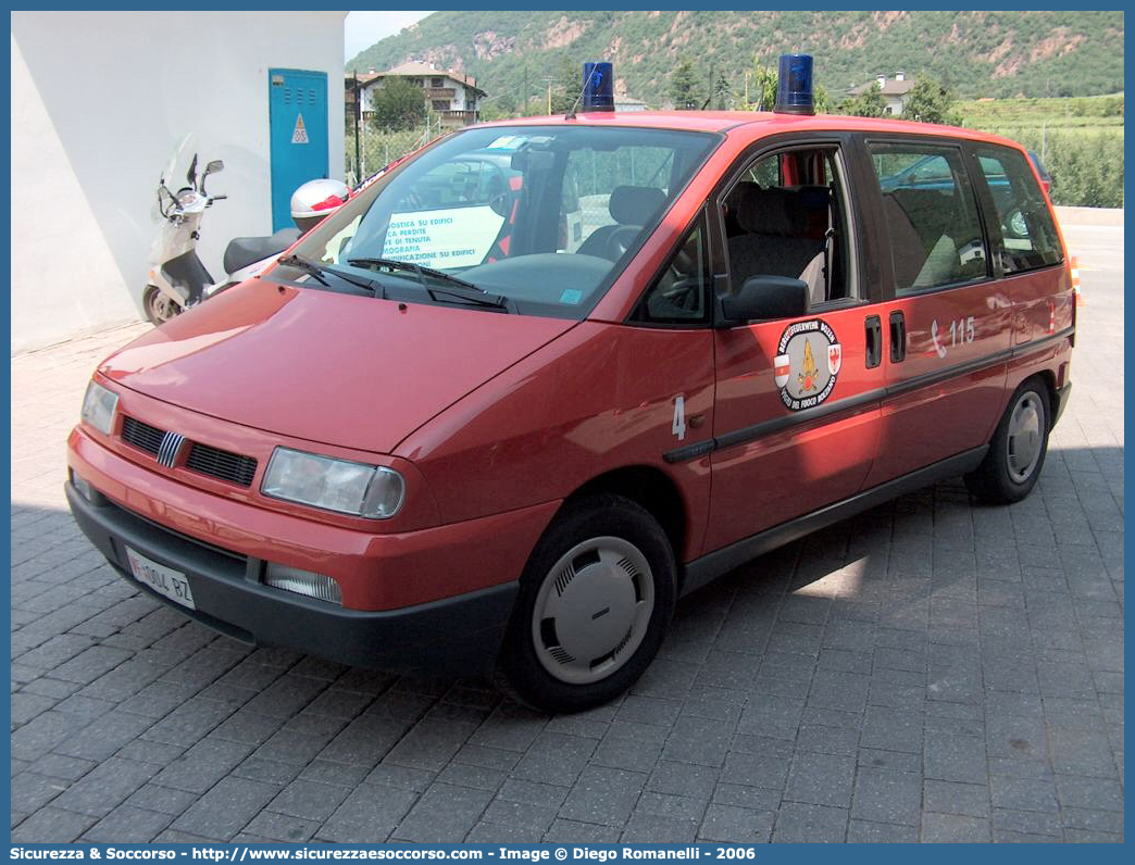 VF 004 BZ
Corpo Permanente dei Vigili del Fuoco Bolzano
Berufsfeuerwehr Bozen
Fiat Ulysse I serie
Parole chiave: VF;VFV;V.F.;V.F.V.;Vigili;Fuoco;Corpo;Permanente;Berufsfeuerwehr;Bolzano;Bozen;Fiat;Ulysse