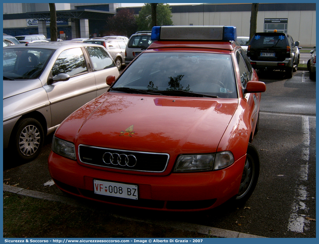 VF 008 BZ
Corpo Permanente dei Vigili del Fuoco Bolzano
Berufsfeuerwehr Bozen
Audi A4 Avant II serie
Parole chiave: VF;VFV;V.F.;V.F.V.;Vigili;Fuoco;Corpo;Permanente;Berufsfeuerwehr;Bolzano;Bozen;Audi;A4;Avant