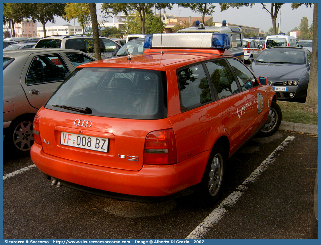 VF 008 BZ
Corpo Permanente dei Vigili del Fuoco Bolzano
Berufsfeuerwehr Bozen
Audi A4 Avant II serie
Parole chiave: VF;VFV;V.F.;V.F.V.;Vigili;Fuoco;Corpo;Permanente;Berufsfeuerwehr;Bolzano;Bozen;Audi;A4;Avant