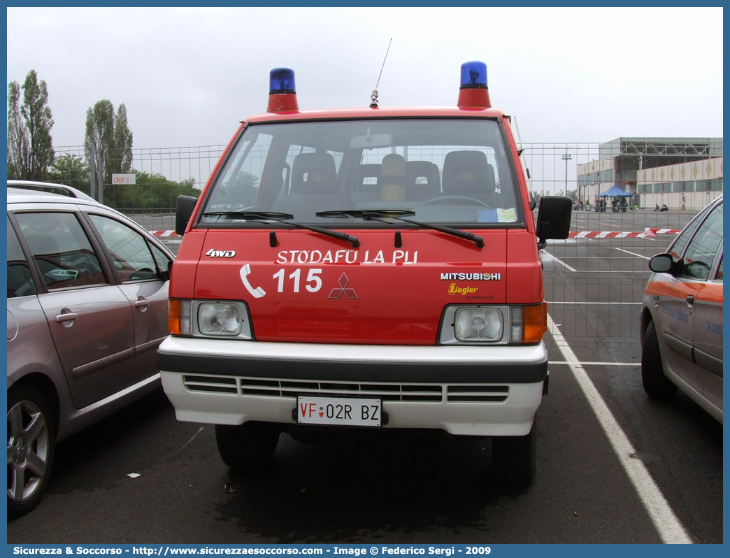 VF 02R BZ
Vigili del Fuoco Volontari Pieve di Marebbe
Freiwillige Feuerwehr Enneberg
Mitsubishi L300
Allestitore Ziegler Italiana GmbH
Parole chiave: VF;VFV;V.F.;V.F.V.;Vigili;Fuoco;Volontari;Freiwillige;Feuerwehr;Pieve;Marebbe;Enneberg;Mitsubishi;L300;Ziegler