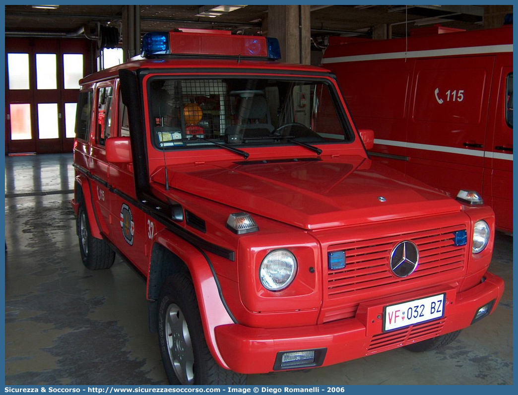 VF 032 BZ
Corpo Permanente dei Vigili del Fuoco Bolzano
Berufsfeuerwehr Bozen
Mercedes-Benz Classe G II serie
Parole chiave: VF;VFV;V.F.;V.F.V.;Vigili;Fuoco;Corpo;Permanente;Berufsfeuerwehr;Bolzano;Bozen;Mercedes;Benz;Classe;G