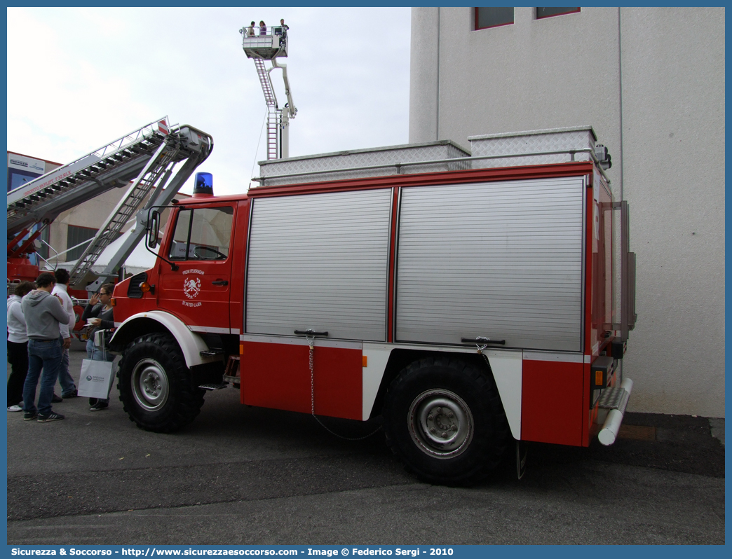 VF 0JY BZ
Vigili del Fuoco Volontari San Pietro-Laion
Freiwillige Feuerwehr St. Peter-Lajen
Mercedes-Benz Unimog 1550L
Allestitore Rosenbauer International AG.
Parole chiave: VF;VFV;V.F.;V.F.V.;Vigili;Fuoco;Volontari;Freiwillige;Feuerwehr;San Pietro;Laion;St;Peter;Lajen;Mercedes;Benz;Unimog;1550L;Rosenbauer;International