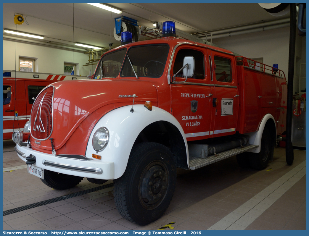 VF 0NZ BZ
Vigili del Fuoco Volontari Santa Maddalena Val di Funes
Freiwillige Feuerwehr St. Magdalena Villnöss
Magirus Deutz Rundhauber
Parole chiave: VF;FW;Vigili;del;Fuoco;Volontari;Santa;Maddalena;Val;di;Funes;Freiwillige;Feuerwehr;St.;Magdalena;Villnöss;Magirus;Deutz;Rundhauber