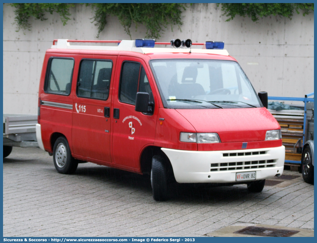 VF 0VR BZ
Vigili del Fuoco Volontari Tesimo
Freiwillige Feuerwehr Tisens
Fiat Ducato II serie
Parole chiave: VF;VFV;V.F.;V.F.V.;Vigili;Fuoco;Volontari;Freiwillige;Feuerwehr;Tesimo;Tisens;Fiat;Ducato