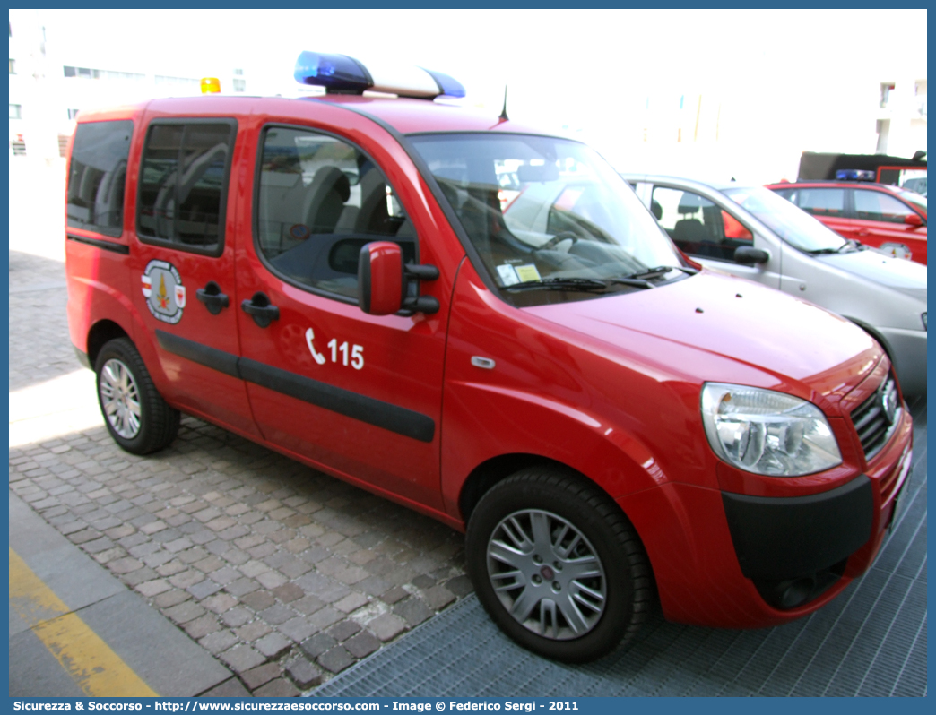 VF 115 BZ
Corpo Permanente dei Vigili del Fuoco Bolzano
Berufsfeuerwehr Bozen
Fiat Doblò I serie restyling
Parole chiave: VF;VFV;V.F.;V.F.V.;Vigili;Fuoco;Corpo;Permanente;Berufsfeuerwehr;Bolzano;Bozen;Fiat;Doblò