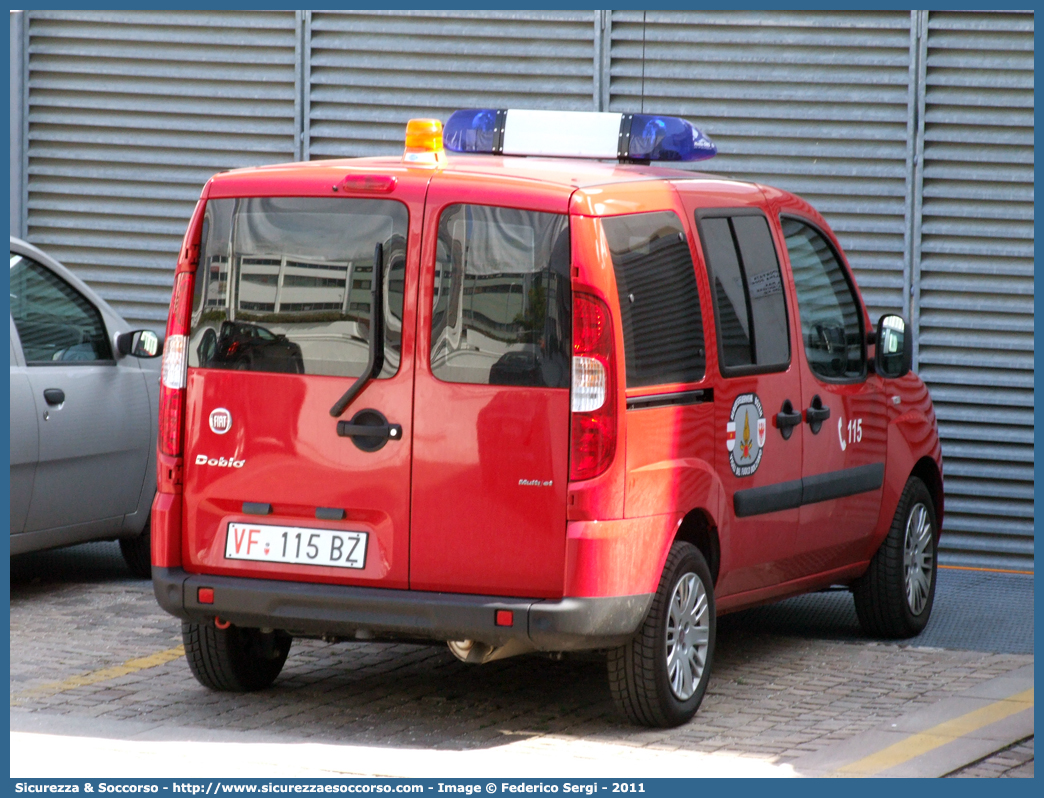 VF 115 BZ
Corpo Permanente dei Vigili del Fuoco Bolzano
Berufsfeuerwehr Bozen
Fiat Doblò I serie restyling
Parole chiave: VF;VFV;V.F.;V.F.V.;Vigili;Fuoco;Corpo;Permanente;Berufsfeuerwehr;Bolzano;Bozen;Fiat;Doblò