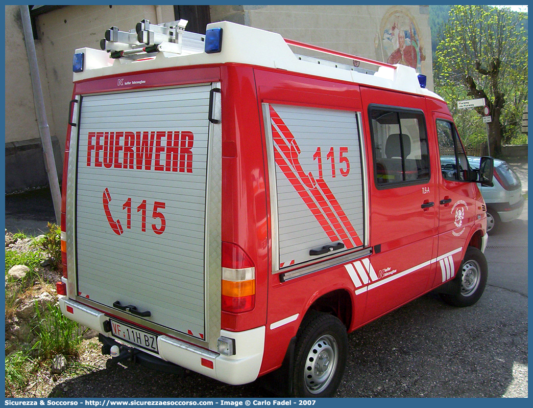 VF 11H BZ
Vigili del Fuoco Volontari Perca-Vila di Sopra
Freiwillige Feuerwehr Percha-Oberwielenbach
Mercedes-Benz Sprinter 4x4 I serie restyling
Allestitore Kofler Fahrzeugbau S.n.c.
Parole chiave: VF;VFV;V.F.;V.F.V.;Vigili;Fuoco;Volontari;Freiwillige;Feuerwehr;Perca;Percha;Mercedes;Benz;Sprinter