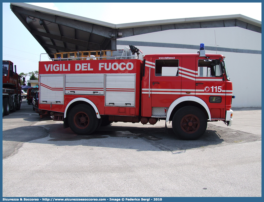 VF 12353
Corpo Nazionale Vigili del Fuoco
Iveco/OM 160
Allestitore Baribbi S.p.A.
Parole chiave: VVF;V.V.F.;Corpo;Nazionale;Vigili;del;Fuoco;AutoPompaSerbatoio;APS;A.P.S.;Iveco;OM;160;Baribbi