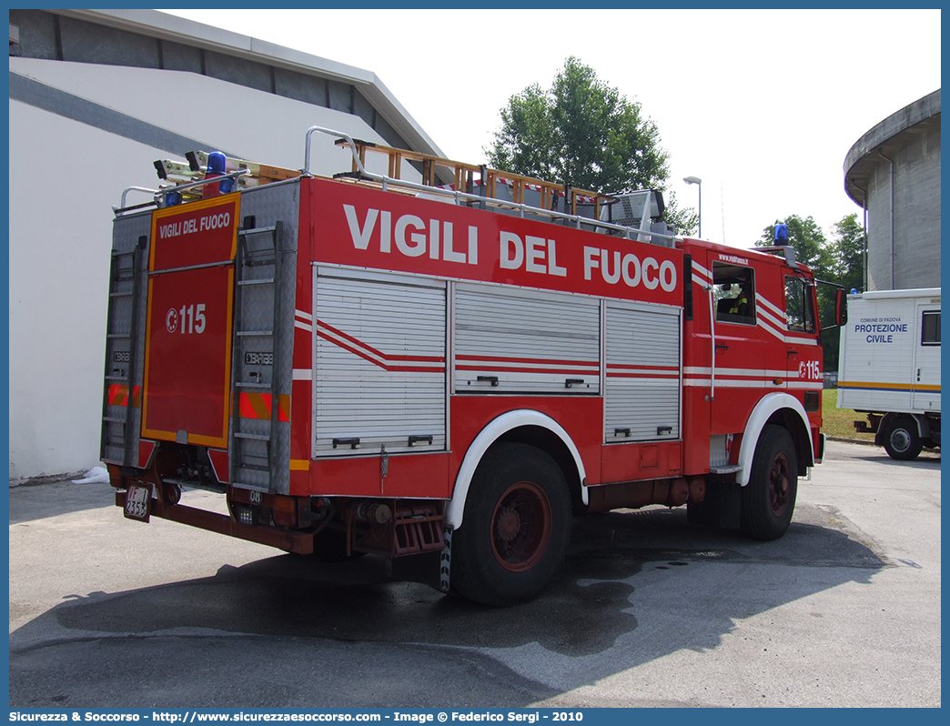 VF 12353
Corpo Nazionale Vigili del Fuoco
Iveco/OM 160
Allestitore Baribbi S.p.A.
Parole chiave: VVF;V.V.F.;Corpo;Nazionale;Vigili;del;Fuoco;AutoPompaSerbatoio;APS;A.P.S.;Iveco;OM;160;Baribbi