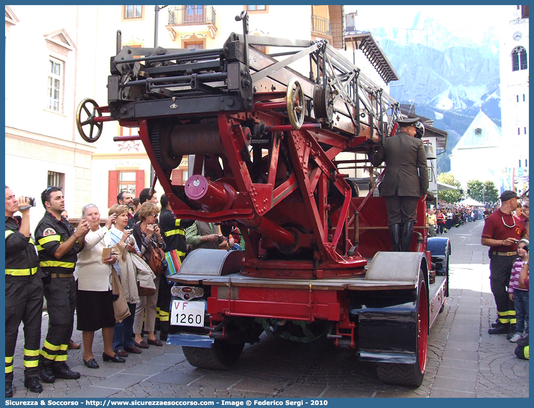 VF 1260
Corpo Nazionale Vigili del Fuoco
Magirus Drehleiter
Allestitore Società Anonima Bergomi
Parole chiave: VVF;V.V.F.;Corpo;Nazionale;Vigili;del;Fuoco;AutoScala;AS;Magirus;Drehleiter;Bergomi