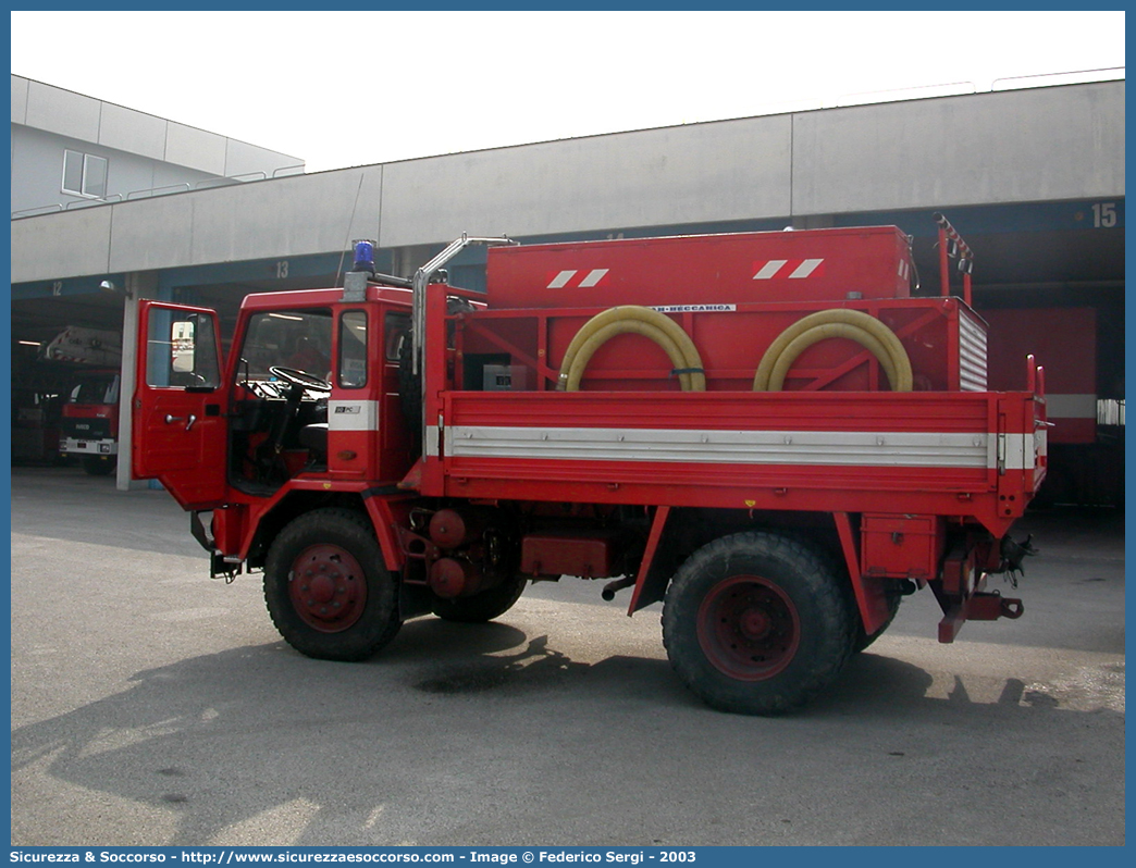 VF 13334
Corpo Nazionale Vigili del Fuoco
Iveco 90PC
Parole chiave: VVF;V.V.F.;Corpo;Nazionale;Vigili;del;Fuoco;Iveco;90PC