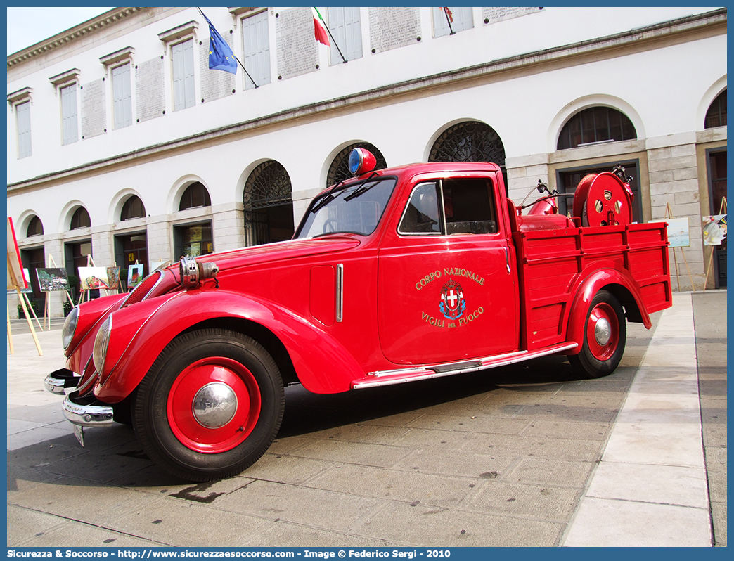 VF 1396
Corpo Nazionale Vigili del Fuoco
Fiat 1500 6C
Allestitore Società Anonima Bergomi
Parole chiave: VVF;V.V.F.;Corpo;Nazionale;Vigili;del;Fuoco;APS;A.P.S.;AutoPompaSerbatoio;AutoPompa;Fiat;1500;6C