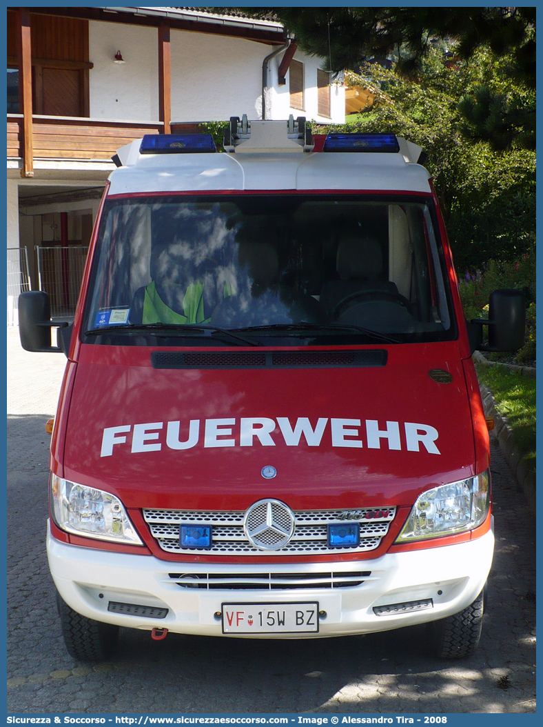 VF 15W BZ
Vigili del Fuoco Volontari Perca
Freiwillige Feuerwehr Percha
Mercedes-Benz Sprinter 416 4x4 I serie restyling
Parole chiave: VF;VFV;V.F.;V.F.V.;Vigili;Fuoco;Volontari;Freiwillige;Feuerwehr;Perca;Percha;Mercedes;Benz;Sprinter