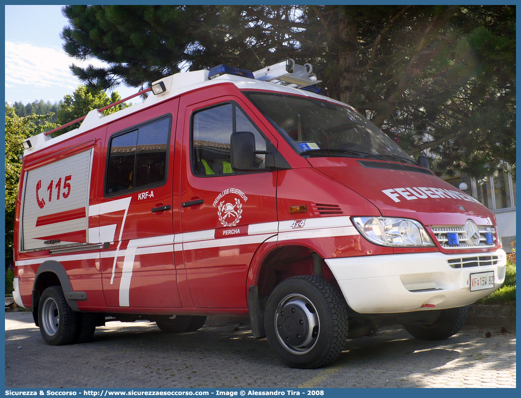 VF 15W BZ
Vigili del Fuoco Volontari Perca
Freiwillige Feuerwehr Percha
Mercedes-Benz Sprinter 416 4x4 I serie restyling
Parole chiave: VF;VFV;V.F.;V.F.V.;Vigili;Fuoco;Volontari;Freiwillige;Feuerwehr;Perca;Percha;Mercedes;Benz;Sprinter