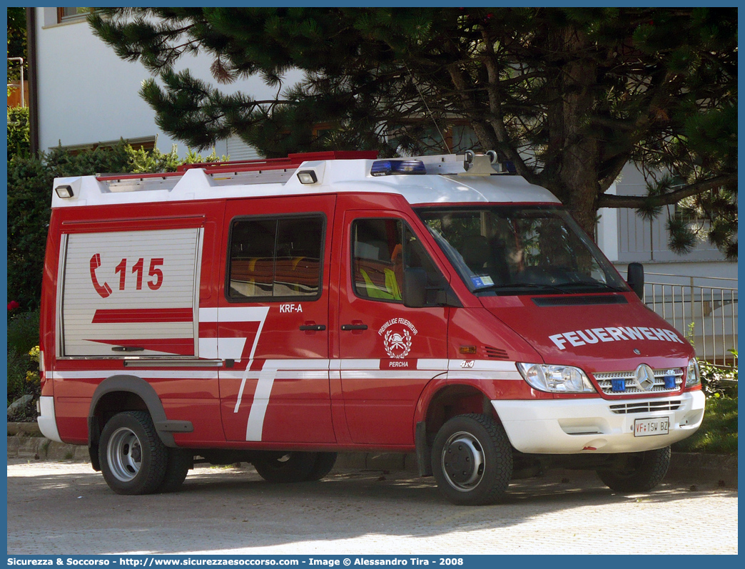 VF 15W BZ
Vigili del Fuoco Volontari Perca
Freiwillige Feuerwehr Percha
Mercedes-Benz Sprinter 416 4x4 I serie restyling
Parole chiave: VF;VFV;V.F.;V.F.V.;Vigili;Fuoco;Volontari;Freiwillige;Feuerwehr;Perca;Percha;Mercedes;Benz;Sprinter