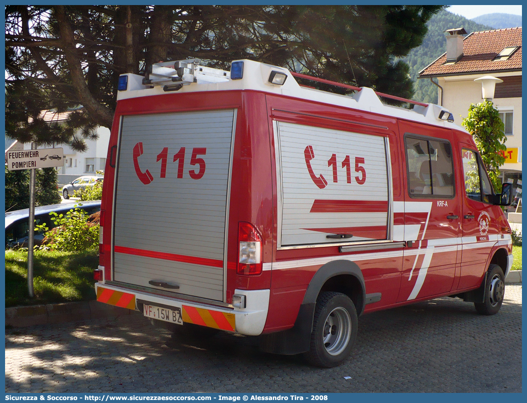 VF 15W BZ
Vigili del Fuoco Volontari Perca
Freiwillige Feuerwehr Percha
Mercedes-Benz Sprinter 416 4x4 I serie restyling
Parole chiave: VF;VFV;V.F.;V.F.V.;Vigili;Fuoco;Volontari;Freiwillige;Feuerwehr;Perca;Percha;Mercedes;Benz;Sprinter