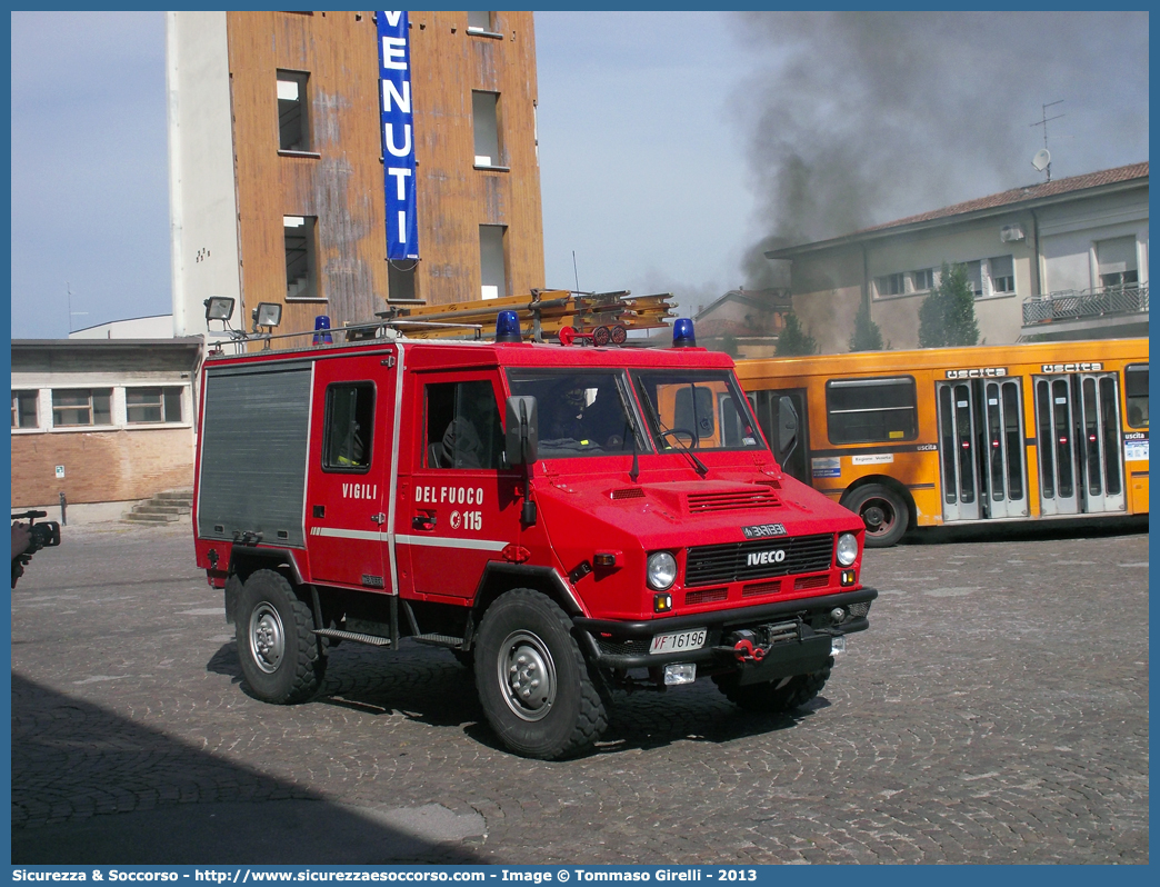 VF 16196
Corpo Nazionale Vigili del Fuoco
Iveco 40-10WM
Allestitore Baribbi S.p.A.
(variante)
Parole chiave: VF;V.F.;VVF;V.V.F.;Corpo;Nazionale;Vigili;del;Fuoco;Polisoccorso;Iveco;40-10WM;40;10;WM;VM90;VM 90;Baribbi