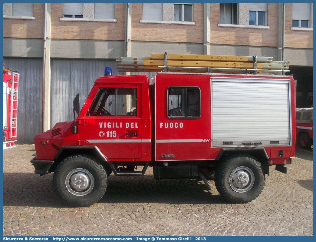 VF 16196
Corpo Nazionale Vigili del Fuoco
Iveco 40-10WM
Allestitore Baribbi S.p.A.
(variante)
Parole chiave: VF;V.F.;VVF;V.V.F.;Corpo;Nazionale;Vigili;del;Fuoco;Polisoccorso;Iveco;40-10WM;40;10;WM;VM90;VM 90;Baribbi