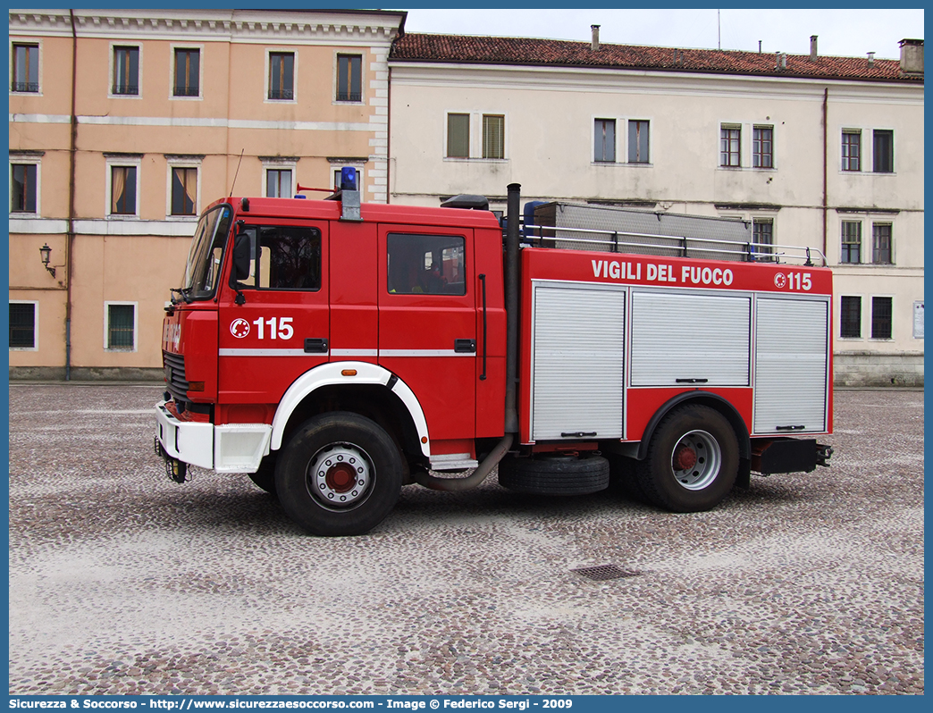 VF 16583
Corpo Nazionale Vigili del Fuoco
Iveco 190-26
Allestitore Baribbi S.p.A.
(variante)
Parole chiave: VVF;V.V.F.;Corpo;Nazionale;Vigili;del;Fuoco;AutoPompaSerbatoio;APS;A.P.S.;Iveco;190;26;190-26;Baribbi