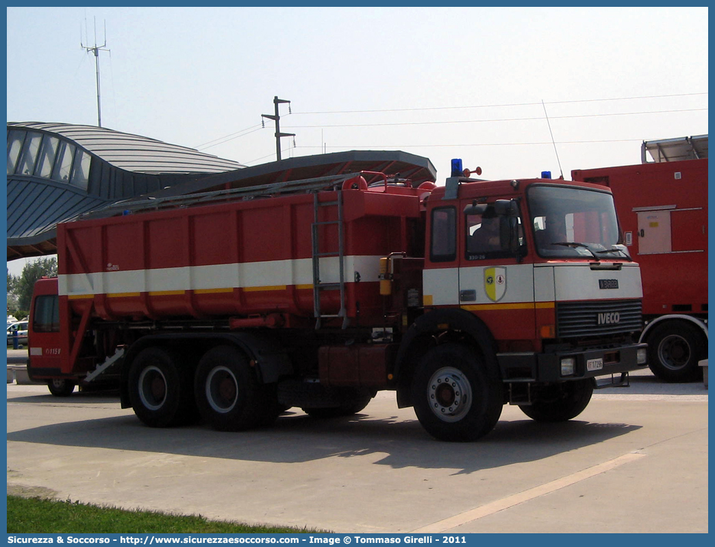 VF 17296
Corpo Nazionale Vigili del Fuoco
Iveco 330-26
Parole chiave: VVF;V.V.F.;Corpo;Nazionale;Vigili;del;Fuoco;Iveco;330-26;330;26