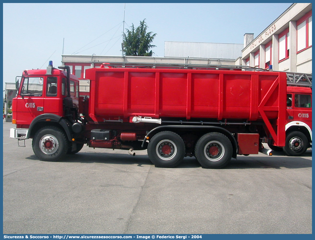 VF 17297
Corpo Nazionale Vigili del Fuoco
Iveco 330-26
Parole chiave: VVF;V.V.F.;Corpo;Nazionale;Vigili;del;Fuoco;Iveco;330-26;330;26