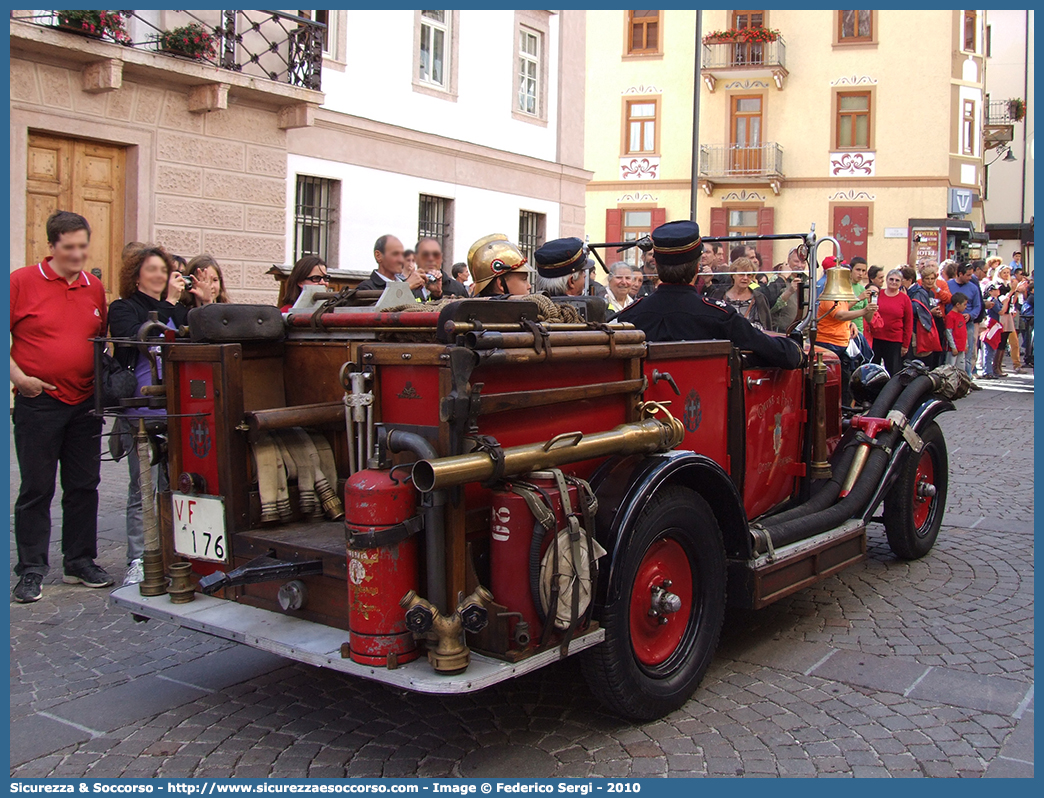 VF 176
Corpo Nazionale Vigili del Fuoco
Fiat 515
Allestitore Coppi Guglielmo e Figli
Società Anonima Bergomi
Parole chiave: VVF;V.V.F.;Corpo;Nazionale;Vigili;del;Fuoco;AutoPompaSerbatoio;APS;AutoPompa;Fiat;515;Coppi;Guglielmo;Bergomi