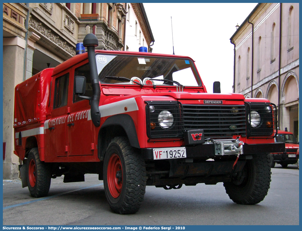 VF 19252
Corpo Nazionale Vigili del Fuoco
Land Rover Defender 130
(variante)
Parole chiave: VF;VVF;V.F.;V.V.F.;Corpo;Nazionale;Vigili del Fuoco;Vigili;Fuoco;Land Rover;Defender;130