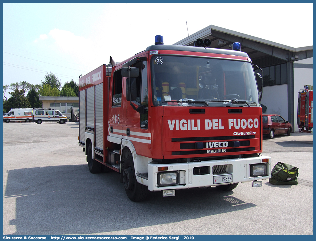 VF 19844
Corpo Nazionale Vigili del Fuoco
Iveco Magirus CityEuroFire
100E21 I serie
(variante)
Parole chiave: VVF;V.V.F.;Corpo;Nazionale;Vigili;del;Fuoco;AutoPompaSerbatoio;APS;A.P.S.;Iveco;Magirus;EuroFire;100E21