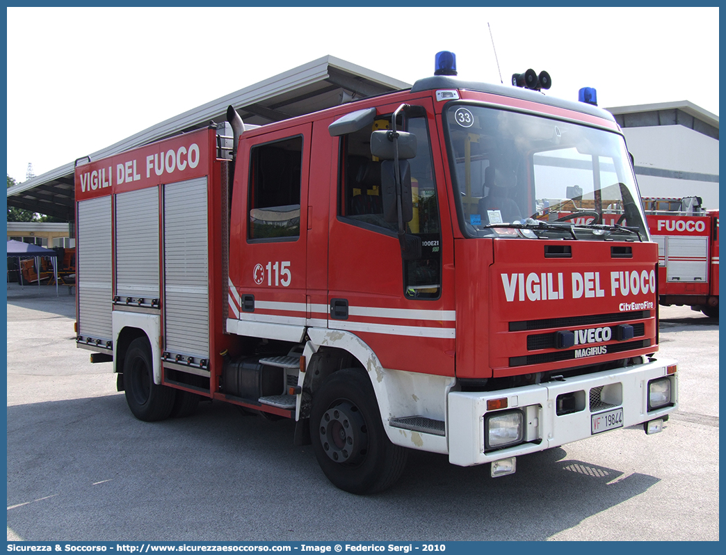 VF 19844
Corpo Nazionale Vigili del Fuoco
Iveco Magirus CityEuroFire
100E21 I serie
(variante)
Parole chiave: VVF;V.V.F.;Corpo;Nazionale;Vigili;del;Fuoco;AutoPompaSerbatoio;APS;A.P.S.;Iveco;Magirus;EuroFire;100E21