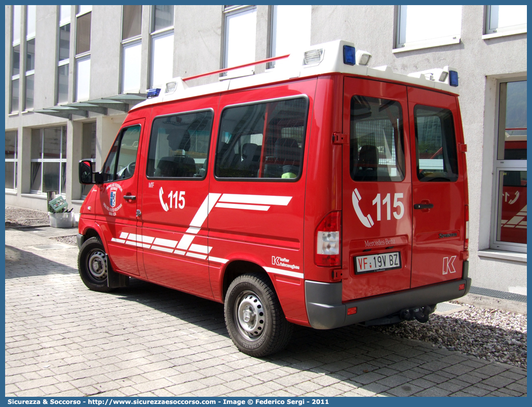 VF 19V BZ
Vigili del Fuoco Volontari Maia Alta
Freiwillige Feuerwehr Obermais
Mercedes-Benz Sprinter 316 I serie restyling
Allestitore Kofler Fahrzeugbau S.n.c.
Parole chiave: VF;VFV;V.F.;V.F.V.;Vigili;Fuoco;Volontari;Freiwillige;Feuerwehr;Maia Alta;Obermais;Mercedes;Benz;Sprinter;Kofler;Fahrzeugbau