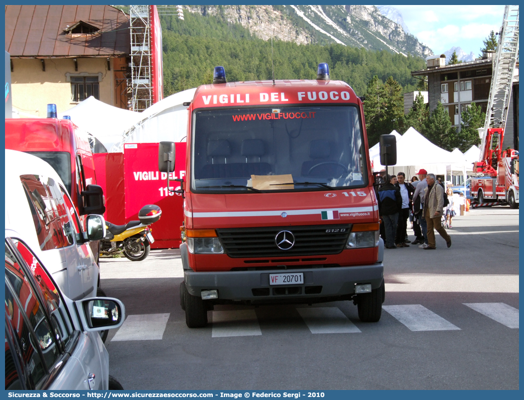 VF 20701
Corpo Nazionale Vigili del Fuoco
Mercedes Benz Vario 612D
(variante)
Parole chiave: VF;V.F.;VVF;V.V.F.;Corpo;Nazionale;Vigili del Fuoco;Vigili;Fuoco;Autocarro;Autofurgone;Mercedes Benz;Vario;612D