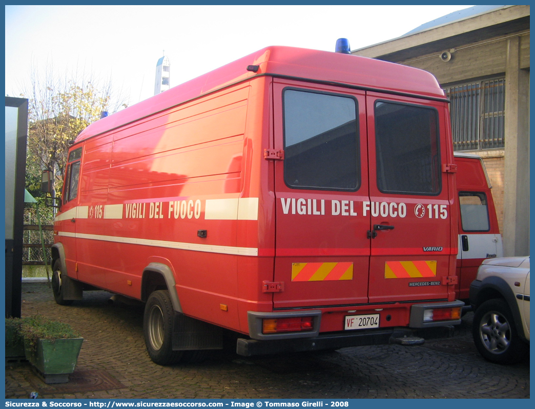 VF 20704
Corpo Nazionale Vigili del Fuoco
Mercedes Benz Vario 612D
Parole chiave: VF;V.F.;VVF;V.V.F.;Corpo;Nazionale;Vigili del Fuoco;Vigili;Fuoco;Autocarro;Autofurgone;Mercedes Benz;Vario;612D