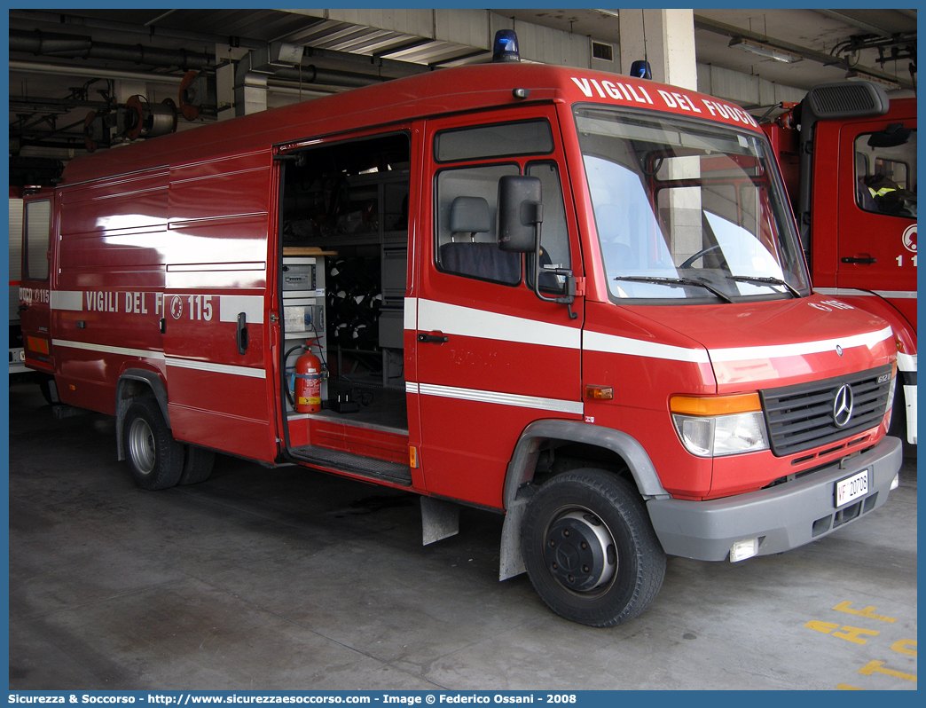 VF 20708
Corpo Nazionale Vigili del Fuoco
Mercedes Benz Vario 612D
Parole chiave: VF;V.F.;VVF;V.V.F.;Corpo;Nazionale;Vigili del Fuoco;Vigili;Fuoco;Autocarro;Autofurgone;Mercedes Benz;Vario;612D