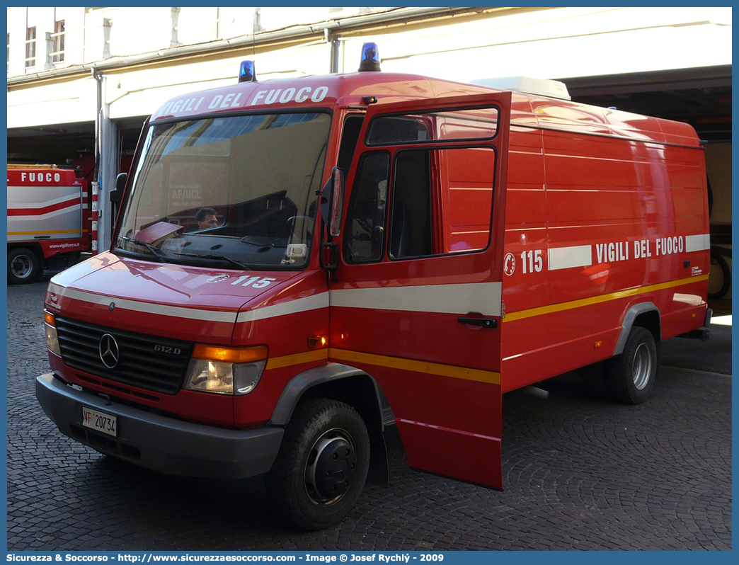 VF 20734
Corpo Nazionale Vigili del Fuoco
Mercedes Benz Vario 612D
Parole chiave: VF;V.F.;VVF;V.V.F.;Corpo;Nazionale;Vigili del Fuoco;Vigili;Fuoco;Autocarro;Autofurgone;Mercedes Benz;Vario;612D