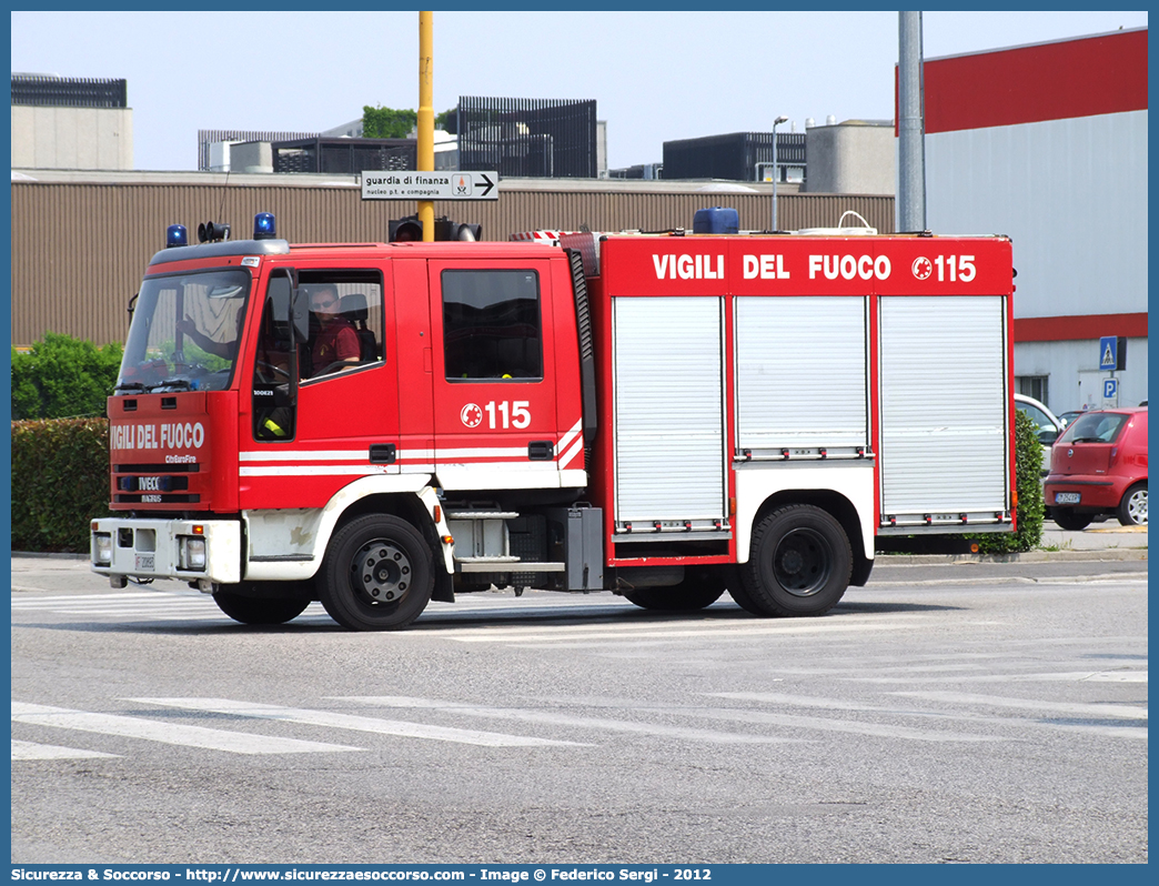 VF 20893
Corpo Nazionale Vigili del Fuoco
Iveco Magirus CityEuroFire
100E21 I serie
(variante)
Parole chiave: VVF;V.V.F.;Corpo;Nazionale;Vigili;del;Fuoco;AutoPompaSerbatoio;APS;A.P.S.;Iveco;Magirus;EuroFire;100E21