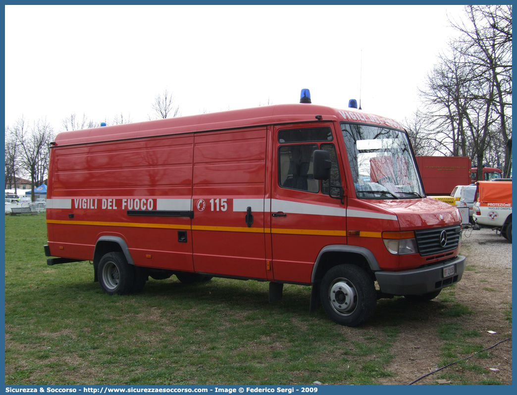 VF 21030
Corpo Nazionale Vigili del Fuoco
Mercedes Benz Vario 612D
Parole chiave: VF;V.F.;VVF;V.V.F.;Corpo;Nazionale;Vigili del Fuoco;Vigili;Fuoco;Autocarro;Autofurgone;Mercedes Benz;Vario;612D