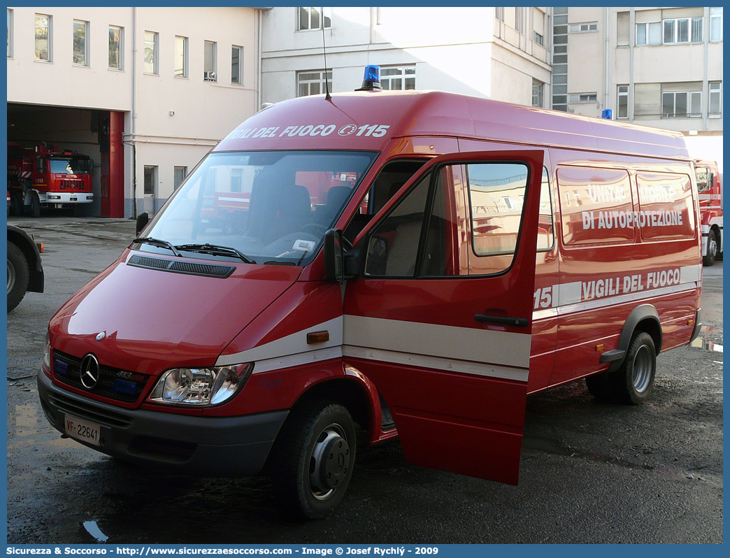 VF 22641
Corpo Nazionale Vigili del Fuoco
Mercedes Benz Sprinter 413 I serie restyling
Unità Mobile di Autoprotezione
Parole chiave: VF;V.F.;VVF;V.V.F.;Corpo;Nazionale;Vigili del Fuoco;Vigili;Fuoco;Autocarro;Autofurgone;Mercedes Benz;Sprinter