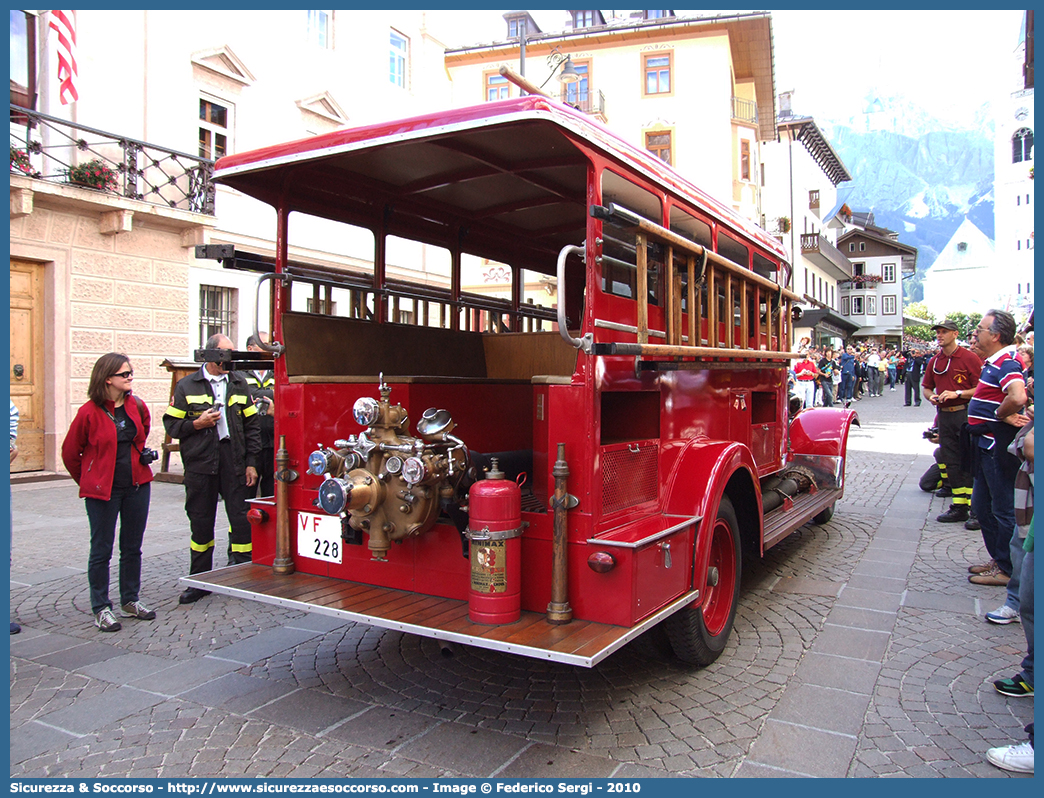 VF 228
Corpo Nazionale Vigili del Fuoco
Fiat 621
Allestitore Società Anonima Bergomi
Parole chiave: VVF;V.V.F.;Corpo;Nazionale;Vigili;del;Fuoco;AutoPompaSerbatoio;APS;AutoPompa;Fiat;621;Bergomi